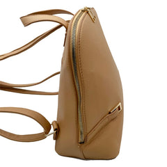 MOCHILA CASUAL PARA MUJER CAMEL EFECTO CUERO CON DETALLES EN DORADO