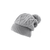 GORRO BÁSICO CON POMPÓN GRIS CLARO