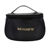 COSMETIQUERA NECESER CUERO SINTÉTICO NEGRO DETALLE DE FRASE DORADO