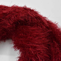 Bufanda infinita roja con detalle de hilos.