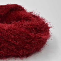 Bufanda infinita roja con detalle de hilos.