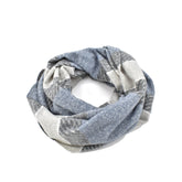 Bufanda tipo poncho multicolor con bloques.