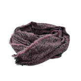 Maxi bufanda tipo poncho gris con flecos.