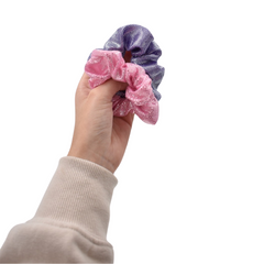 SET DE 2 SCRUNCHIES LILA Y ROSA