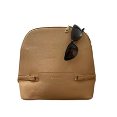 Mochila Casual Para Mujer Camel Efecto Cuero con Detalles en Dorado