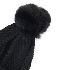 GORRO BÁSICO CON POMPÓN NEGRO