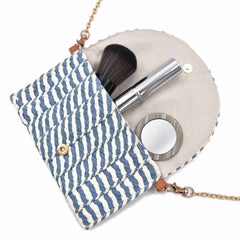 BOLSA PLAYA TIPO CLUTCH CON DETALLE DE CORREA EN METAL