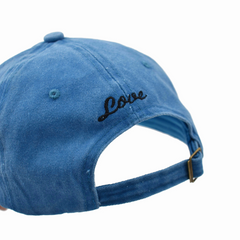 GORRA AZUL CON CORAZÓN BORDADO