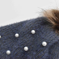 Gorro gris con azul, tejido, con detalle de perlas y pompón, suave al tacto