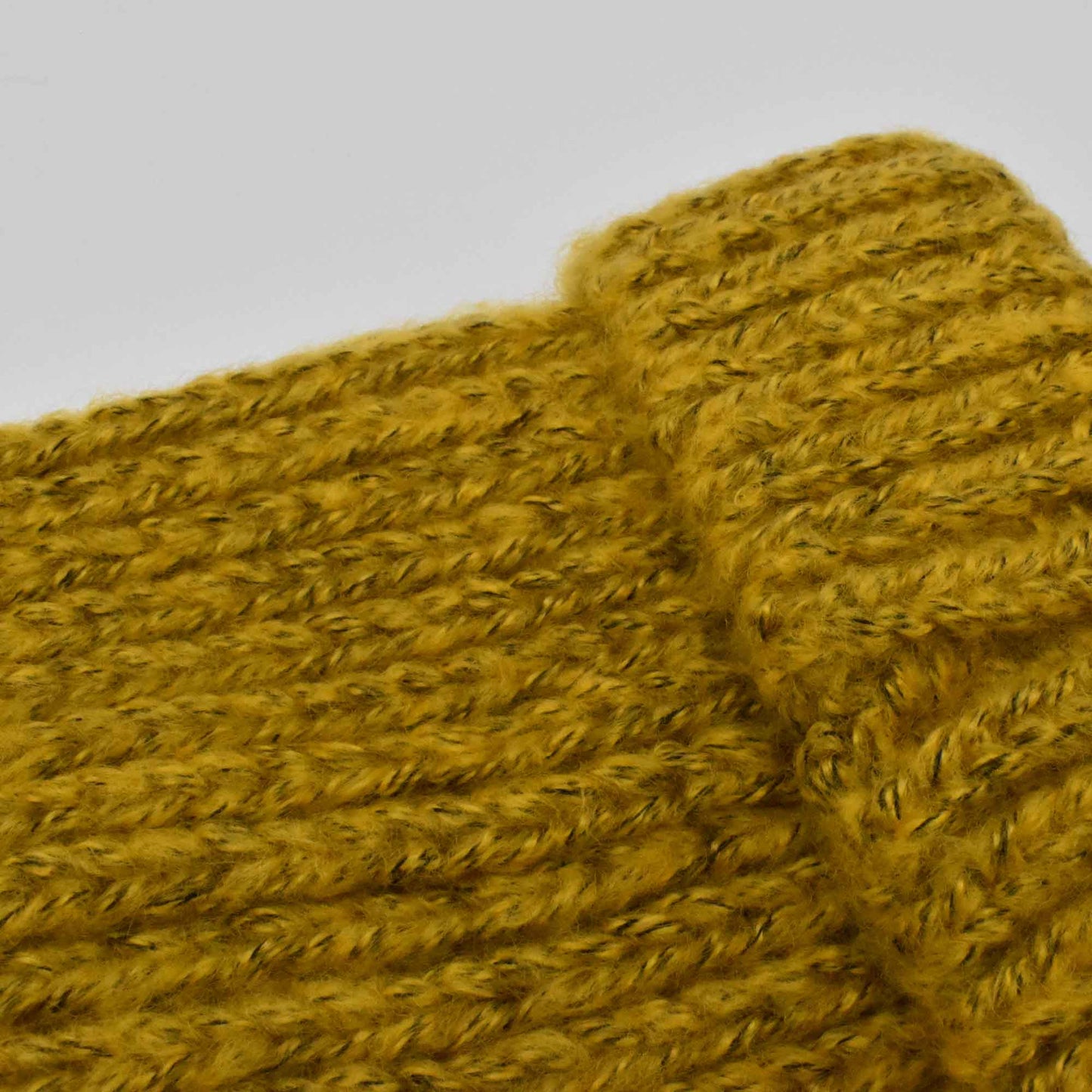 Gorro básico amarillo, tejido acanalado, con dobles