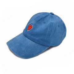 GORRA AZUL CON CORAZÓN BORDADO