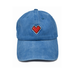 GORRA AZUL CON CORAZÓN BORDADO