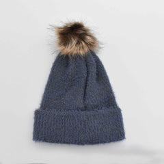 Gorro gris con azul, tejido, con detalle de perlas y pompón, suave al tacto