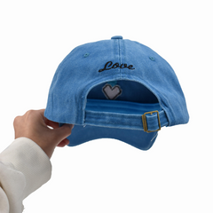 GORRA AZUL CON CORAZÓN BORDADO