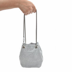 BOLSA CLUTCH COLOR PLATA CINTA METÁLICA