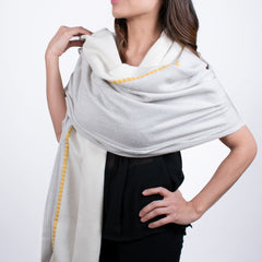 PASHMINA GRIS CON BORDADO AMARILLO