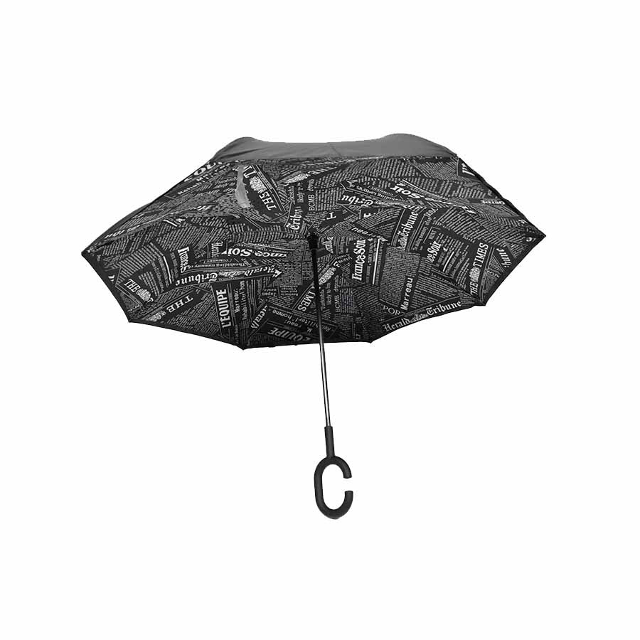 Paraguas reversible, doble capa, diseño tipo periódico, color negro.