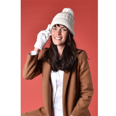 GORRO BÁSICO TEJIDO TRENZA CON POMPÓN PELUCHE BEIGE