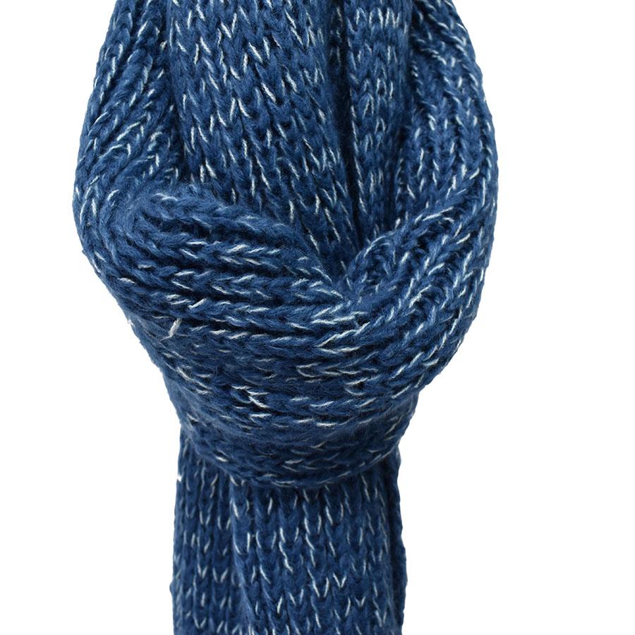 Bufanda básica tejida color azul jaspeado.