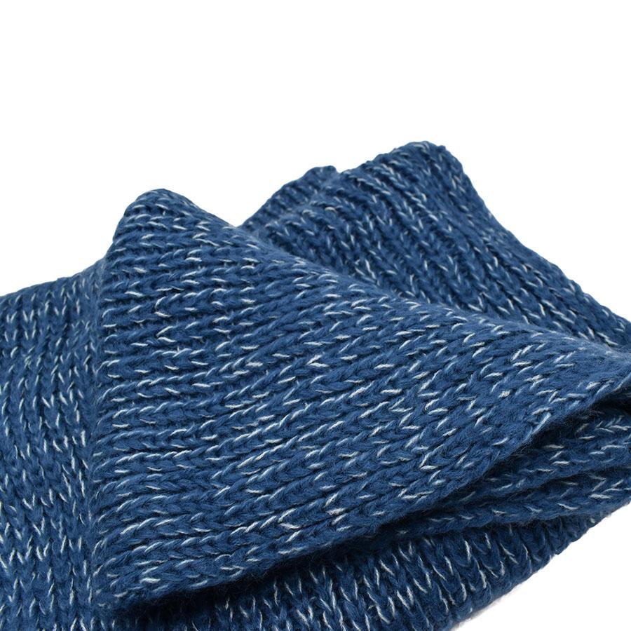 Bufanda básica tejida color azul jaspeado.