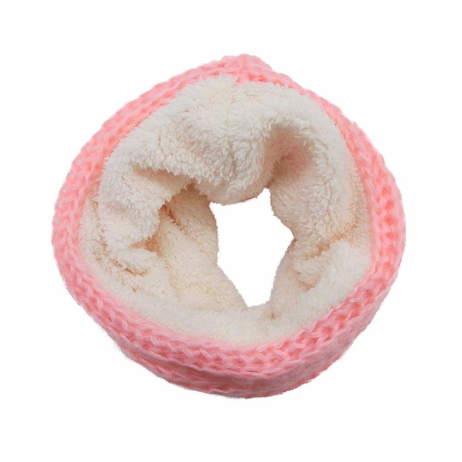 Bufanda infinita rosa neón, tejido a crochet, textura calida y suave con forro polar blanco.