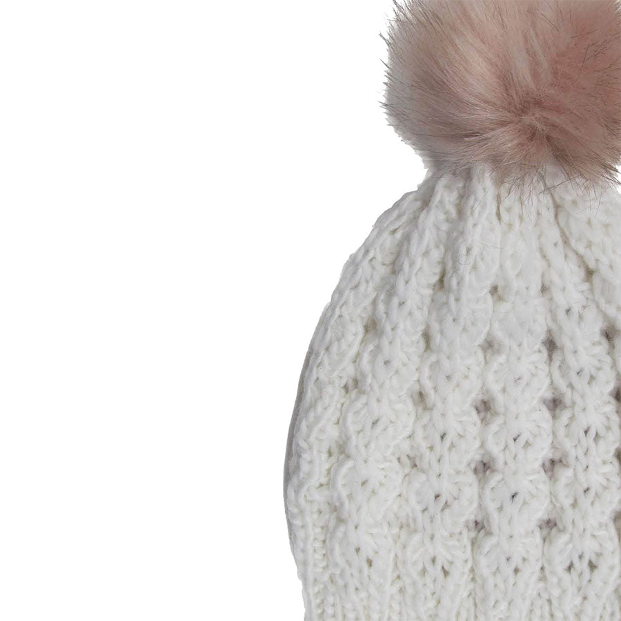 Gorro blanco tejido tipo crochet  y pompón rosa