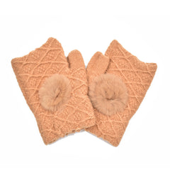 Guantes tejidos color beige de medio dedo, detalle de pompón a tono, mujer.