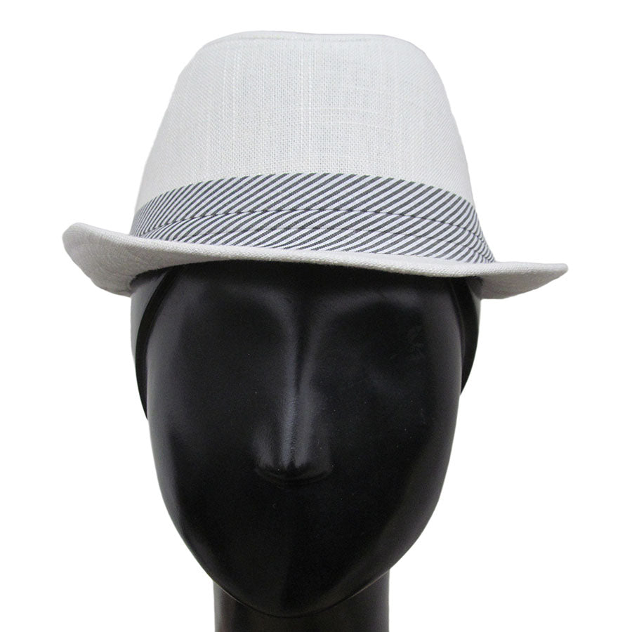 Sombrero tipo fedora blanco.